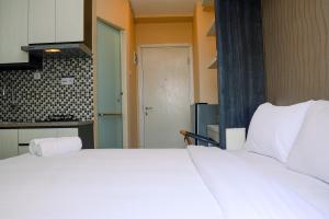 Comfy Studio Green Pramuka City Apartment with City View By Travelio