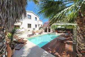 Villa Antisin with Heated Pool
