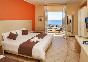 Camera Tripla con Balcone e Vista Mare