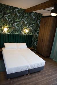 Luxurio rooms with baths