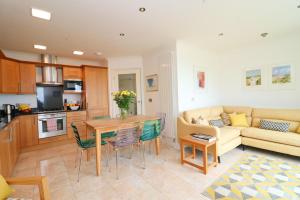 Beachside apartment, sea views