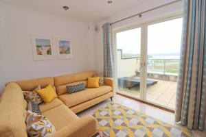 Beachside apartment, sea views