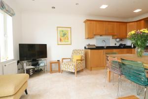 Beachside apartment, sea views