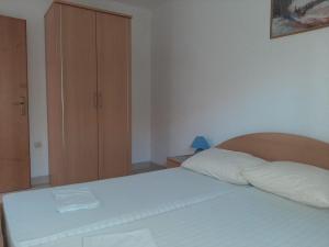 Comfortable Holiday Home in Okrug Gornji near Bocici Beach