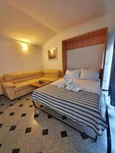 One-Bedroom Apartment with Terrace and Sea View room in Apartments with a parking space Makarska - 18367