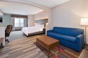 King Suite - Non-Smoking room in Holiday Inn Express Hotel & Suites Warminster-Horsham an IHG Hotel