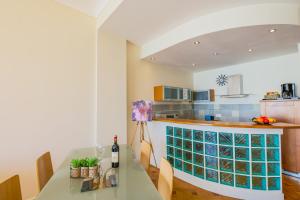 LE FLORIDE AP4156 Nice, by Riviera Holiday Homes