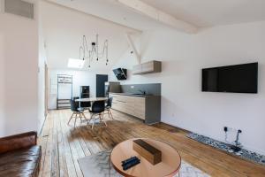 Appartement spacieux et lumineux avec climatisation et belle hauteur sous plafond - Halle 2EME