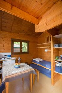 Campings Camping de Collonges-la-Rouge : Petit Chalet sans Salle de Bains et Toilettes - 4 Personnes