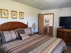 Two-Bedroom Queen Suite with Sofa Bed room in Nauvoo Vacation Condos and Villas