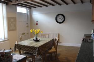 Spacious & Cozy Mid Wales Town Centre Apartment, With Bike Storage