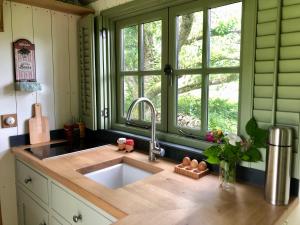 Maisons de vacances The Dordogne Huts with Private Pool and Jacuzzi : photos des chambres