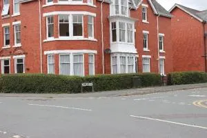 Spacious & Cozy Mid Wales Town Centre Apartment, With Bike Storage - 赖厄德