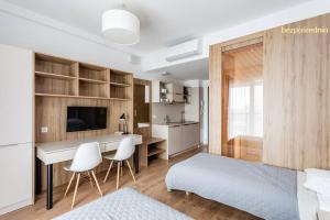 Apartament w Warszawie dedykowany parking podziemny w cenie, WiFi, AC, blisko centrum New apartment in Warsaw finished to a high specification fitted out to a high standard on the 7th floor, WiFi, underground parking price included