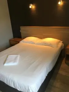 Hôtel le Bretagne et Restaurant Le Papillon - Lonlay-lʼAbbaye