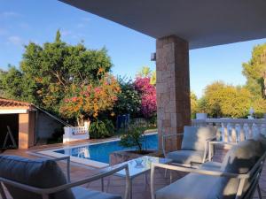 Villa con piscina gigante
