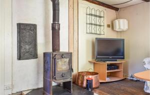 3 Bedroom Cozy Home In Jämshög