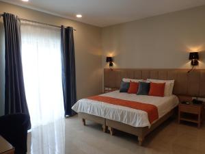 Double or Twin Room with Balcony and Side Sea View room in Duncan Guesthouse