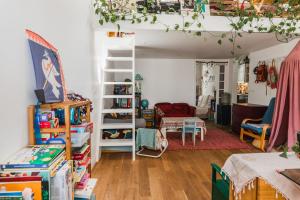 Bright atypical duplex in Menilmontant