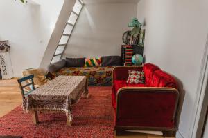 Bright atypical duplex in Menilmontant