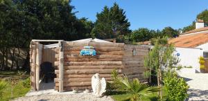 Gîte en bois, les chambres ont une vue étoilé à proximité du zoo de La Palmyre