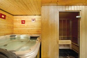 Chalet Alpe dHuez 1850-Sea and Mountain Pleasure Avec 2 appartements- 1 Appartement 3 Chambres 8 Couchages - 3 Salles deau et 1 Appartement 5 Chambres 12 Couchages 5 Salles deau - Jacuzzi et Sauna -Pieds des Pistes et Centre