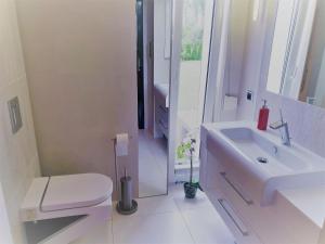 Happiness House Balcony & Nice Garden