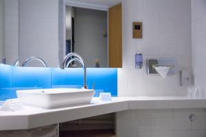 Standard King Room with Free Hot Breakfast room in Holiday Inn Express Cardiff Bay an IHG Hotel