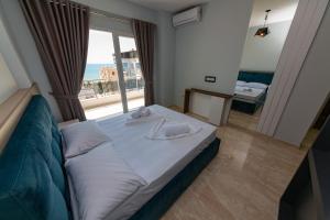Three-Bedroom Apartment with Balcony (6 Adults) room in Ponari S Hotel