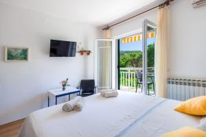 Sunny Days Sara - ZF Hvar