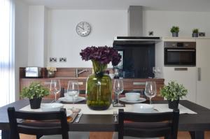 Teal 14 - Sleeps up to 6, 2 bedrooms with perfect city centre location for work or leisure, Amazing city views!