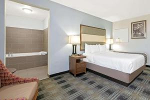 King Room room in La Quinta by Wyndham Guthrie