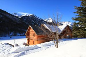 Chalets L'Aouro Hameau des Chazals Nevache Hautes Alpes : photos des chambres