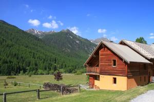 Chalets L'Aouro Hameau des Chazals Nevache Hautes Alpes : photos des chambres