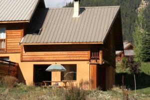 Chalets L'Aouro Hameau des Chazals Nevache Hautes Alpes : photos des chambres