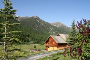 Chalets L'Aouro Hameau des Chazals Nevache Hautes Alpes : photos des chambres