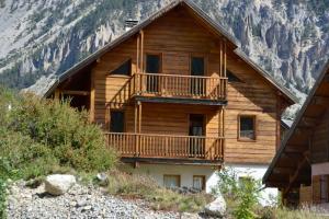 Chalets Chalet Le Mure hameau des Chazals Nevache Hautes Alpes : photos des chambres