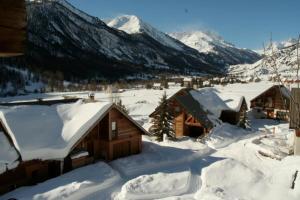 Chalets Les Elfes Hameau des Chazals Nevache Hautes Alpes : photos des chambres