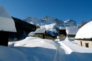 Chalets Le Leyrier Hameau des Chazals Nevache Hautes Alpes : photos des chambres