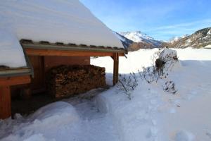 Chalets Chalet Le Melezin hameau des Chazals Nevache Hautes Alpes : Chalet