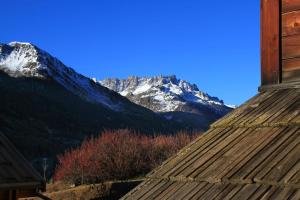 Chalets Le Miou hameau des Chazals Nevache Hautes Alpes : photos des chambres