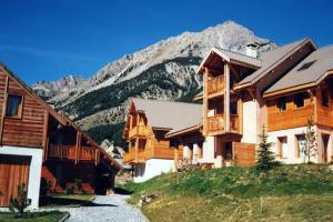 Chalets Le Barlet23 pers Hameau des Chazals Nevache Hautes Alpes : photos des chambres