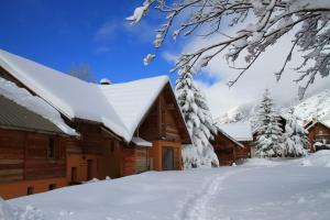 Chalets Le Gouroun Hameau des Chazals Nevache Hautes Alpes : photos des chambres