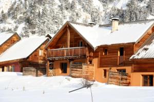 Chalets Le Gouroun Hameau des Chazals Nevache Hautes Alpes : photos des chambres