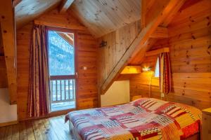 Chalets Le Queyrellin hameau des Chazals Nevache Hautes Alpes : photos des chambres