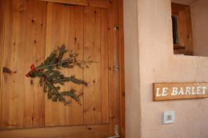 Chalets Le Barlet23 pers Hameau des Chazals Nevache Hautes Alpes : photos des chambres