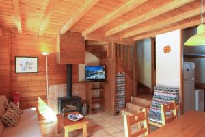 Chalets Le Gouroun Hameau des Chazals Nevache Hautes Alpes : photos des chambres