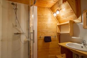 Chalets Le Queyrellin hameau des Chazals Nevache Hautes Alpes : photos des chambres