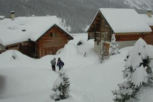 Chalets Le Queyrellin hameau des Chazals Nevache Hautes Alpes : photos des chambres