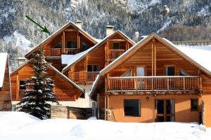 Chalets Le Sore Hameau des Chazals Nevache Hautes Alpes : photos des chambres
